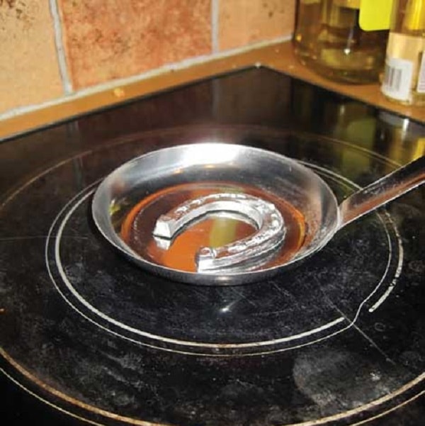 Truyền thống lâu đời ở Phần Lan là phỏng đoán năm mới của một người bằng cách thả những hộp lon đã được nung chảy vào một thùng nước.