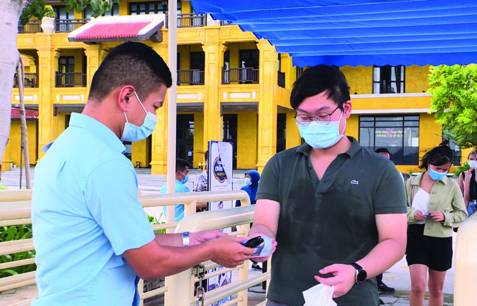 Thực hiện phòng chống dịch cho du khách tại cảng tàu quốc tế Hạ Long. Ảnh: QN
