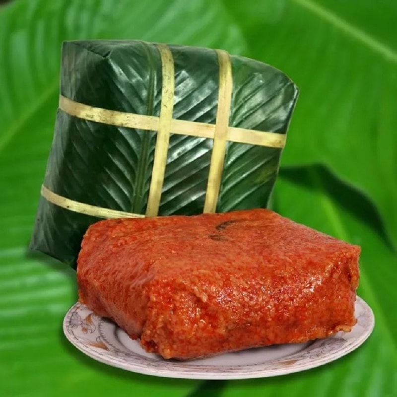 Bánh chưng đỏ là loại bánh trong mỗi dịp Tết đến xuân về.Đối với người dân Quảng Ninh rất coi trọng truyền thống mà đây là loại bánh của đất trời nên không thể thiếu trên bàn thờ tổ tiên của mỗi gia đình. Đặc điểm đặc biệt là người dân ở huyện Hoành Bồ, Bình Liêu