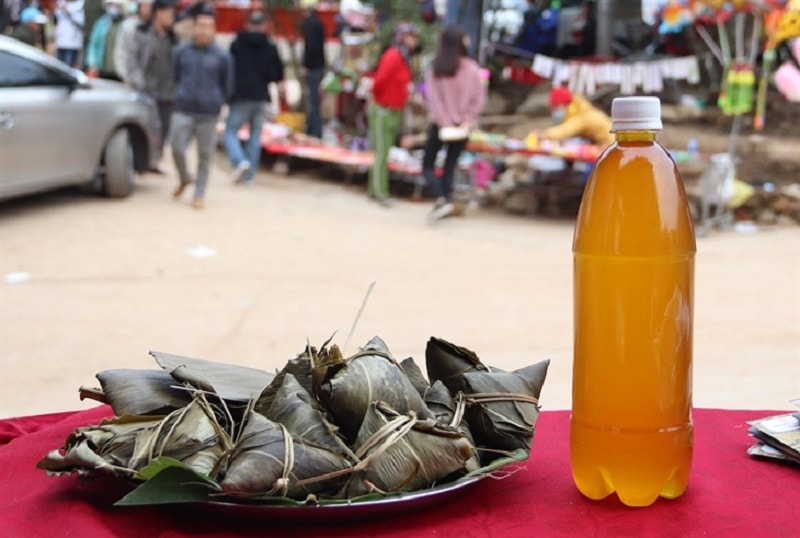 3.Với người dân tộc Tày ở huyện Bình Liêu, tỉnh Quảng Ninh, bánh coóc mò là loại bánh truyền thống, mang đậm dấu ấn núi rừng Đông Bắc. Bánh coóc mò là món ăn được ưa chuộng nhất trong những ngày lễ, Tết, cưới hỏi hay cả những ngày thường của người dân, tạo nên nét độc đáo trong văn hóa ẩm thực của người Tày ở Bình Liêu.