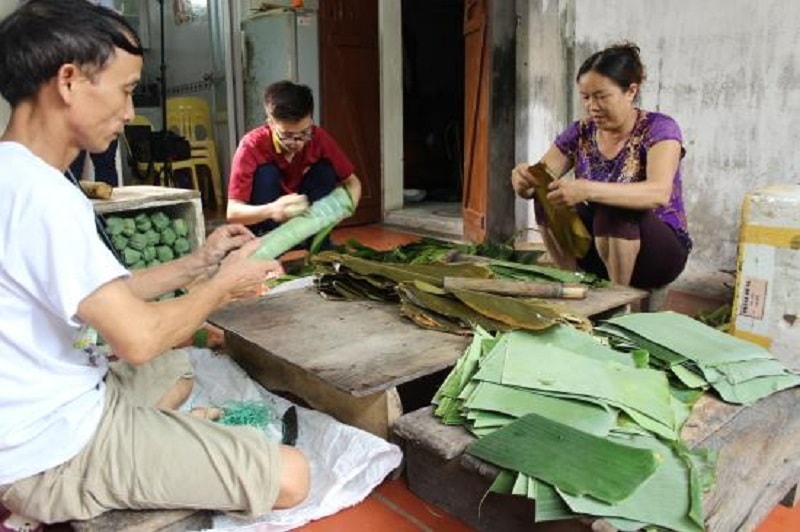 Ở Hà Nam (Quảng Yên), mâm cỗ cúng trong ba ngày Tết hoặc lễ họ đầu năm lại không thể thiếu bánh gio.