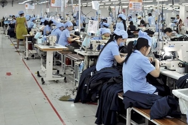 Công nhân lao động Tổng Công ty cổ phần Dệt may Hòa Thọ nỗ lực hoàn thành chỉ tiêu sản xuất kinh doanh. Ảnh: VGT