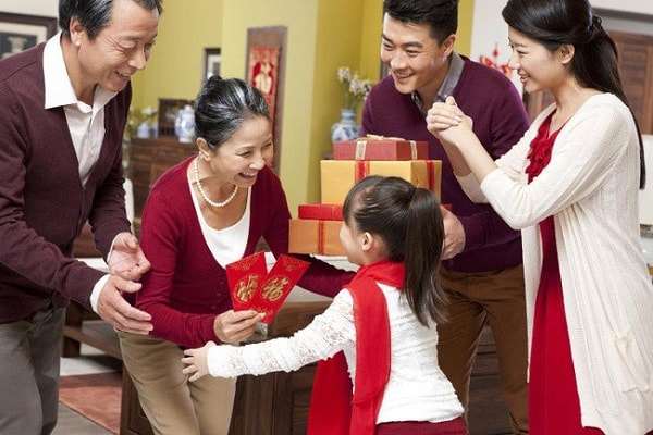 Những đồng tiền trong phong bao lì xì được gọi là đồng tiền may mắn, là phúc lộc đầu năm. Bên cạnh đó, lì xì con mang niềm tin và hy vọng. 