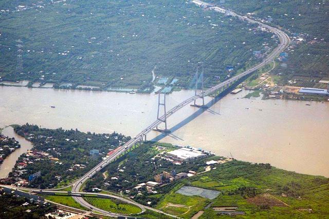 Cầu Mỹ Thuận, tỉnh Vĩnh Long là cầu dây văng đầu tiên ở Việt Nam, nối 2 bờ sông Tiền ở hai tỉnh Vĩnh Long -Tiền Giang.