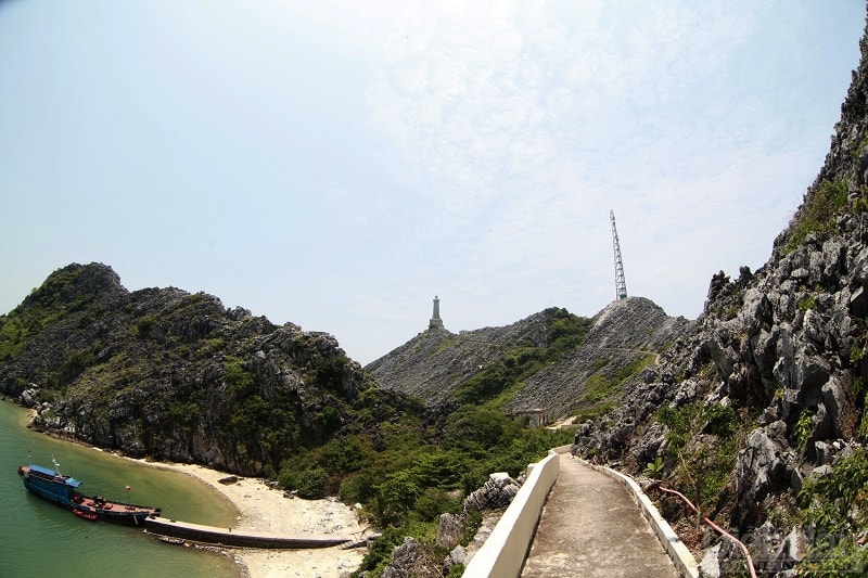 Con đường độc đạo lên hải đăng Long Châu