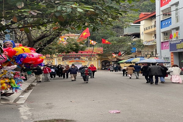 Ngoài trừ một số điểm di tích đền, chùa là khá đông du khách, chủ yếu là người địa phương đến vãn cảnh, ước nguyện đầu năm. Thì hầu hết những điểm du lịch khác tại Hạ Long đều vẫn rơi vào cảnh”vườn không nhà trống”.