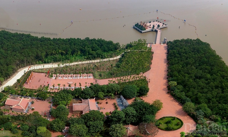 Quần thể khu di tích bao gồm: Linh Từ Tràng Kênh, Đền thờ Vua Lê Đại Hành, Đền thờ Đức vương Ngô Quyền, Đền thờ Hưng đạo Đại vương Trần Quốc Tuấn, Đền thờ Mẫu, Đền thờ Chủ tịch Hồ Chí Minh, Trúc Lâm tự Tràng Kênh, Quảng Trường chiến thắng Bạch Đằng, văn bia, nhà trưng bày và mô hình Bãi cọc trên sông Bạch Đằng