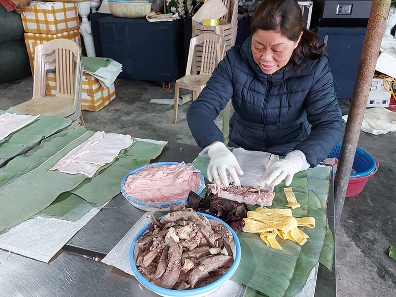 gói giò bằng lá chuối, để giò thơm ngon, dậy mùi, không như cách làm giò công nghiệp gói bằng ống nhôm.