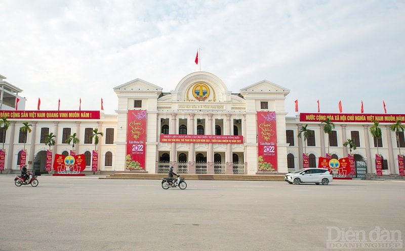 Trung tâm Văn hóa, Điện ảnh và Triển lãm tỉnh trang hoàng cờ, panô chào năm mới