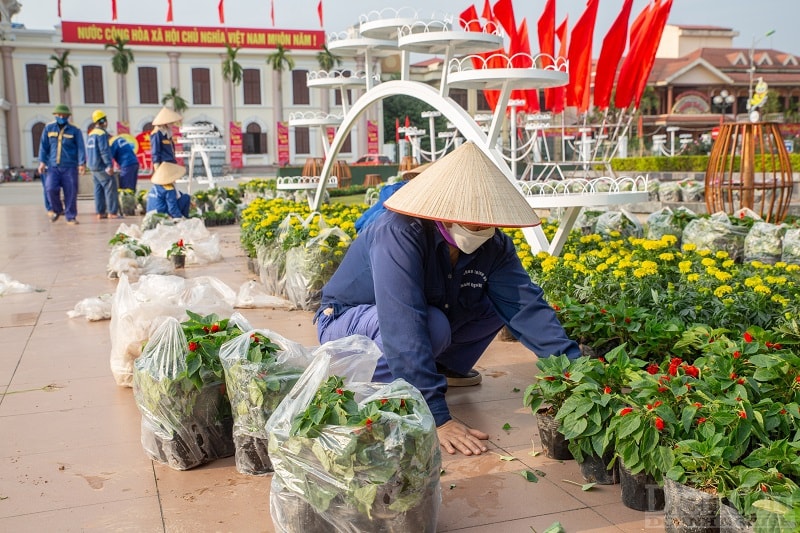 Để có diện mạo này, nhiều ngày qua, các công nhân Công ty cổ phần công trình đô thị Nam Định đã không kể ngày đêm ra quân chỉnh trang đô thị nhằm đem lại diện mạo xanh – sạch – đẹp để chào đón năm mới