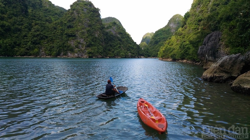 Thuyền nan và kayak là phương tiện duy nhất giúp đoàn công tác vượt qua hồ nước đến hang Quả Vàng