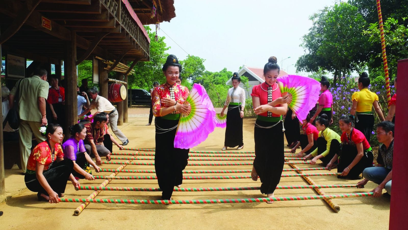 Múa xòe Thái càng đông thì càng vui, có như vậy cây cối càng đơm hoa kết trái, mùa màng bội thu.