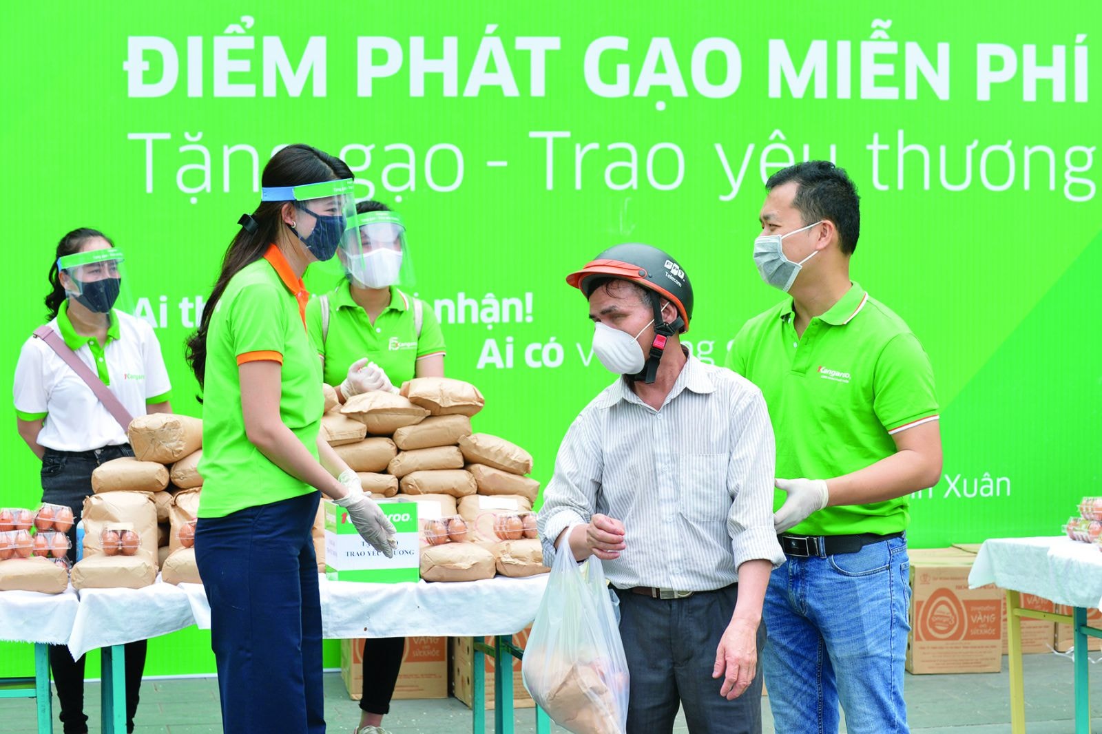 Theo thống kê, văn hóa “có thể chiếm 20-30% sự khác biệt trong hiệu quả hoạt động của doanh nghiệp khi so sánh với các đối thủ cạnh tranh “ không có văn hóa ”. (Ảnh: Đại diện Tập đoàn Kagaroo tặng gạo cho các gia đình khó khăn vì COVID - Quốc Tuấn)