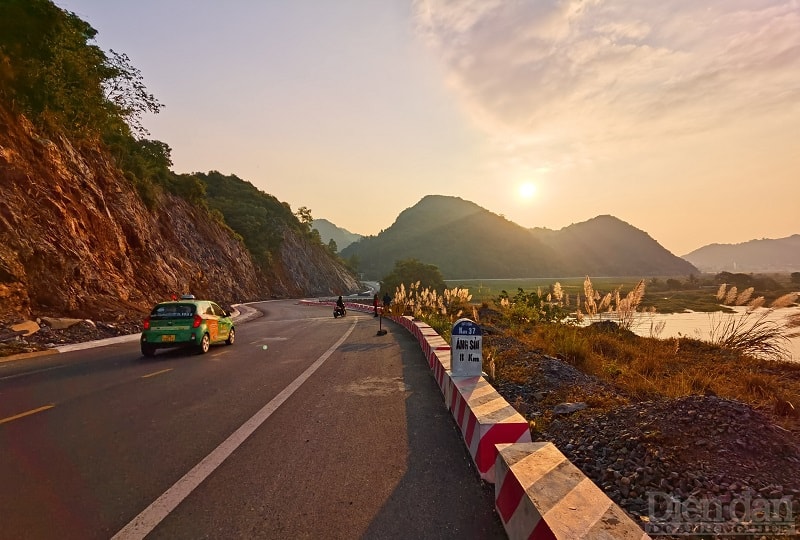 Đường ven biển ở đảo Cát Bà dài khoảng 25 km và mới được xây dựng. Cung đường với một bên là biển xanh, một bên là núi rừng này được dân du lịch đặt tên là “con đường ven biển đẹp nhất miền Bắc”