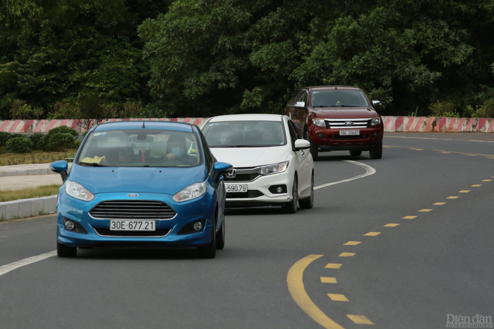 Đường ven biển ở đảo Cát Bà dài khoảng 25 km và mới được xây dựng. Cung đường với một bên là biển xanh, một bên là núi rừng này được dân du lịch đặt tên là “con đường ven biển đẹp nhất miền Bắc”