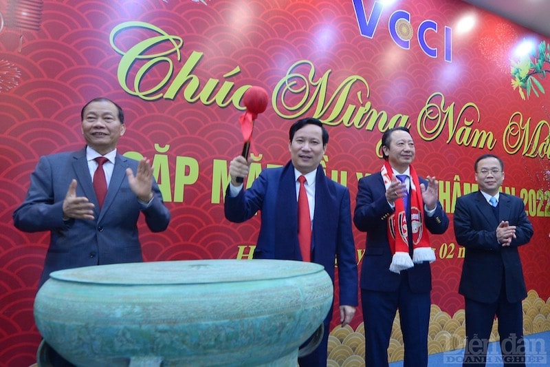 Ban thường trực VCCI gióng hồi trống đầu năm báo hiệu một năm mới khí thế mới của VCCI và cộng đồng doanh nghiệp.