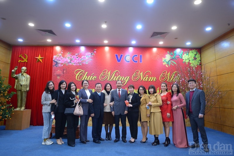 Phó Chủ tịch thường trực VCCI Hoàng Quang Phòng chụp ảnh lưu niệm cùng Tạp chí Diễn đàn Doanh nghiệp.