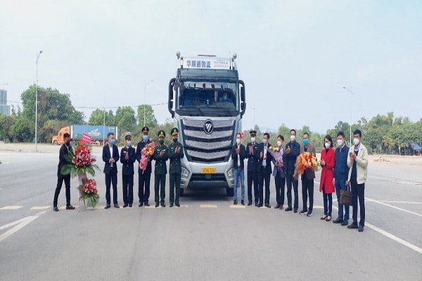 Lãnh đạo thành phố Móng Cái, chúc mừng các lô hàng đầu tiên xuất khẩu sang Trung Quốc. Ảnh Hữu Việt