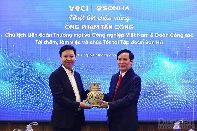 Chủ tịch VCCI tặng quà lưu niệm cho lãnh đạo Tập đoàn Sơn Hà - Ảnh: Quốc Tuấn