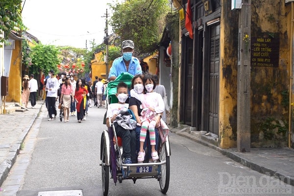 Xích lô, phương tiện di chuyển ưa thích của du khách, khi trải nghiệm dịch vụ này khách du lịch cũng sẽ lái xe kiêm hương dẫn viên quảng bá về lịch sử phố cổ.