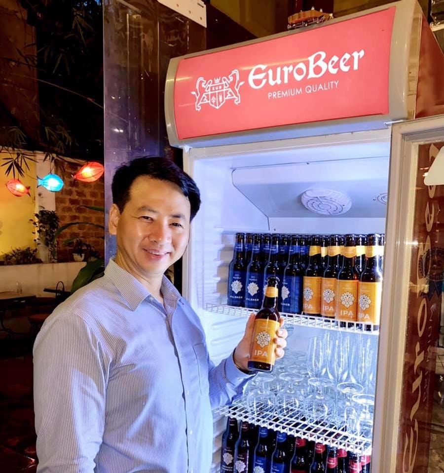 CEO AZA Travel chuyển hướng kinh doanh bia thủ công trong giai đoạn ngành du lịch bị đình trệ. (Ảnh: TTXVN).  