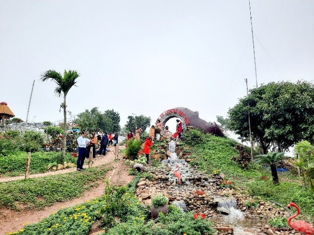 Khu sinh thái nằm lưng sườn đồi, cách TP Hà Tĩnh gần 15 km. Khu sinh thái này có diện tích gần 5 ha. Ngoài 3 ha trồng cây ăn quả, thì trên diện tích khoảng 2 ha còn lại được đầu tư xây dựng nhiều hạng mục như: vườn hoa, quảng trường, hầm rượu, bể bơi, nhà ăn, homestay…