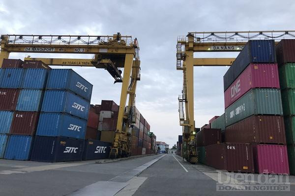 Chi phí vận tải biển vẫn tăng cao chưa có dấu hiệu giảm sút, việc tìm thấy container và tàu vận chuyển vẫn khiến doanh nghiệp đau đầu.