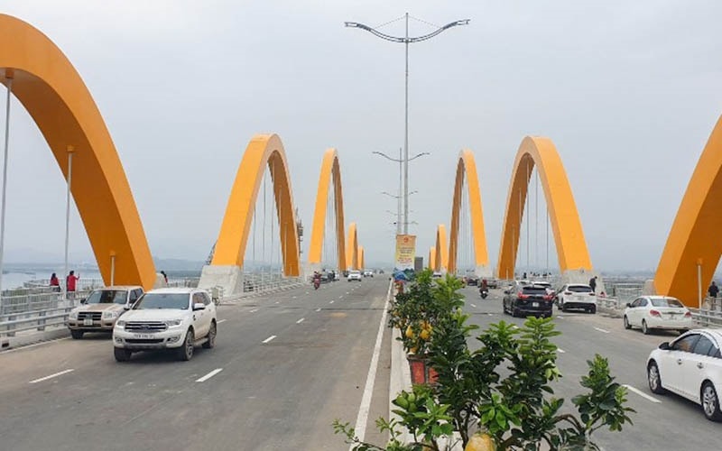 Ngay trong ngày đầu năm mới, Quảng Ninh đã đưa cầu Tình Yêu, đường bao biển Hạ Long - Cẩm Phả vào khai thác; cùng với đó là thông tuyến kỹ thuật cao tốc Vân Đồn - Móng Cái. 