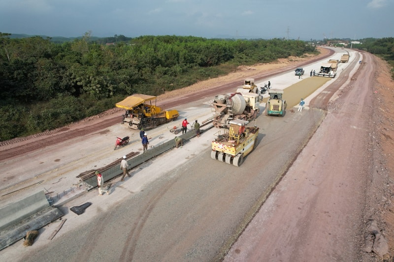 Các nhà thầu đang tập trung cho công tác hoàn thiện cao tốc Vân Đồn - Móng Cái