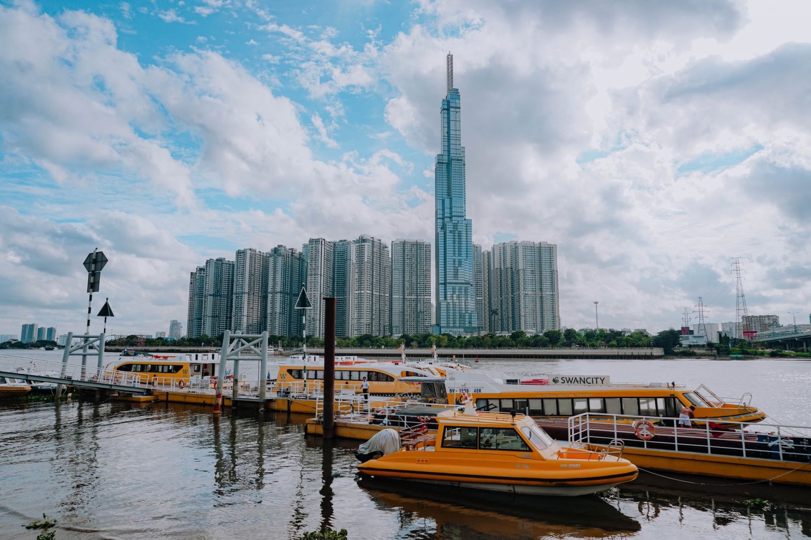 Tương lai xán lạn đang rộng mở nếu TP. Hồ Chí Minh có thể tận dụng tốt tính năng động và nhân tài của thành phố.