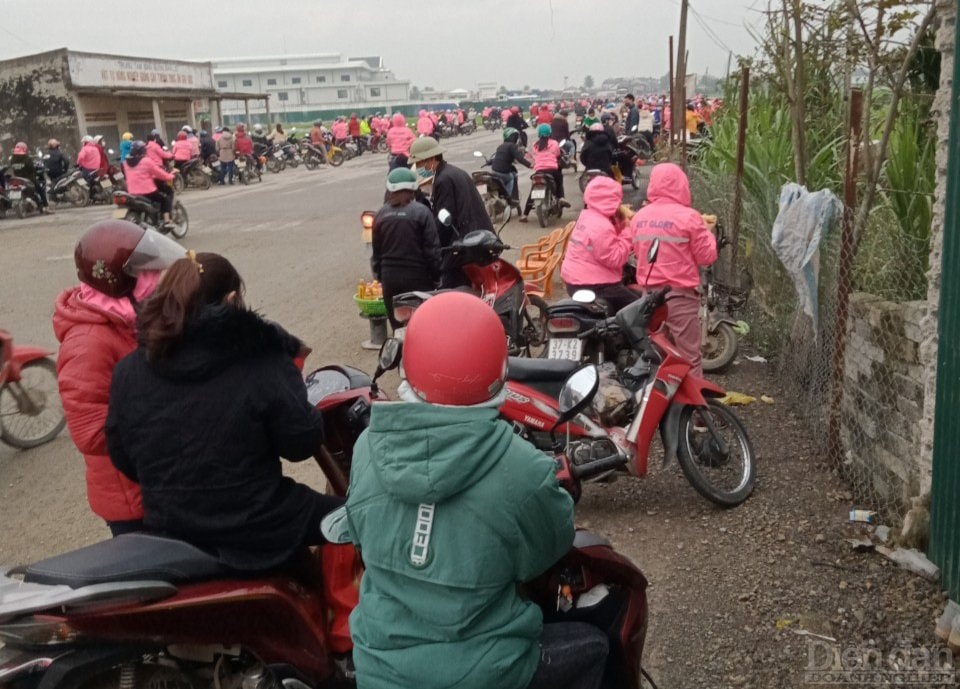 Đến sáng 10/2, sau gần 04 ngày đình công, hàng nghìn công nhân nhà máy may Viet Glory vẫn chưa quay trở lại làm việc