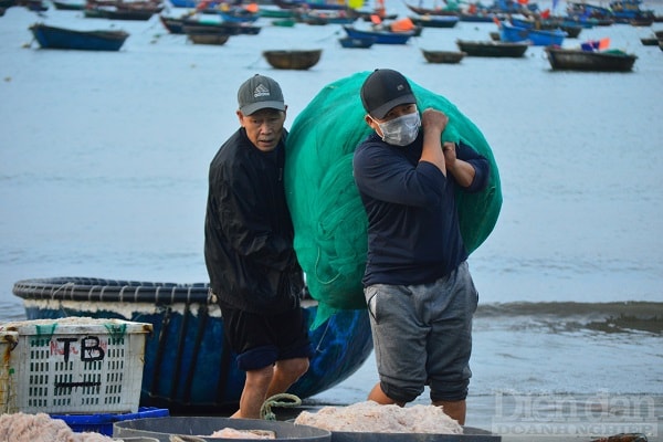 Sau mỗi chuyến ra khơi, các ngư dân sẽ mang ngư cụ về để vệ sinh chờ chuyến kế tiếp.