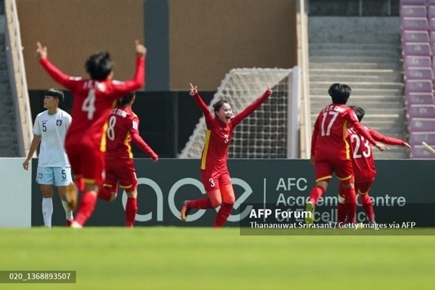 Đội tuyển bóng đá nữ Việt Nam hạnh phúc khi giành vé đi World Cup. Ảnh: AFP