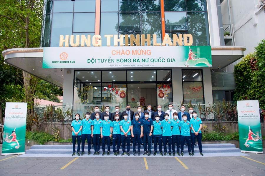 Đại diện Tập đoàn Hưng Thịnh và Hưng Thịnh Land chụp hình lưu niệm cùng đại diện VFF và đội tuyển nữ quốc gia tại văn phòng công ty.