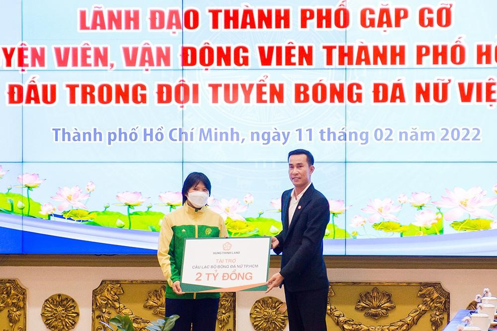 Ông Cao Minh Hiếu - Thành viên HĐQT Tập đoàn Hưng Thịnh, kiêm Phó Tổng Giám đốc Hưng Thịnh Land trao tài trợ 2 tỷ đồng cho đại diện CLB bóng đá nữ TP.HCM