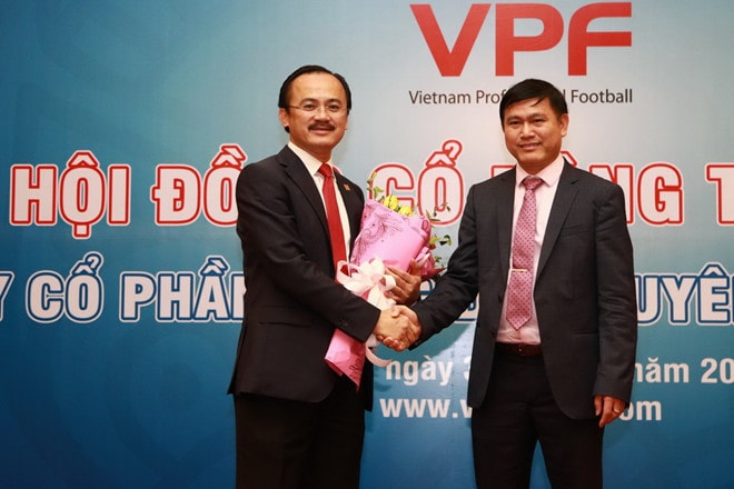 Bầu Tú (bên phải) nhận chuyển giao chức vụ Chủ tịch VPF từ bầu Thắng hồi cuối năm 2017