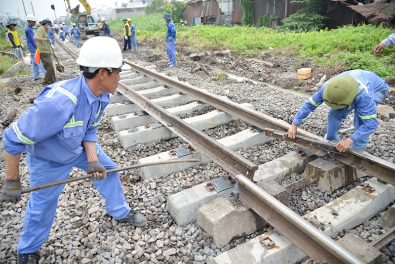 Tổng công ty Đường sắt Việt Nam vừa kiến nghị về việc bố trí kinh phí khoảng 1.700 tỷ đồng để sửa chữa, cải tạo cầu yếu và tách giao thông đường bộ - đường sắt ở cầu chung.