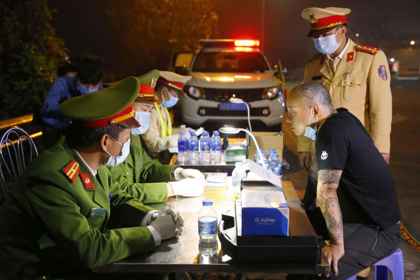 Lực lượng cảnh sát tiến hành xét nghiệm ma túy đối với tài xế tại cao tốc Pháp Vân-Cầu Giẽ. Ảnh: TTXVN