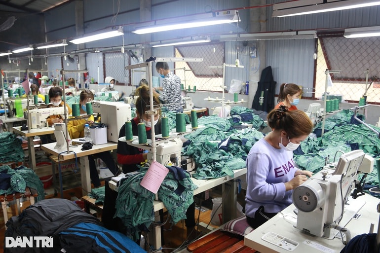 Từ bỏ công việc thu nhập khá cao ở thành phố, anh Đại quyết chí xây dựng cơ sở may ở quê nhà.