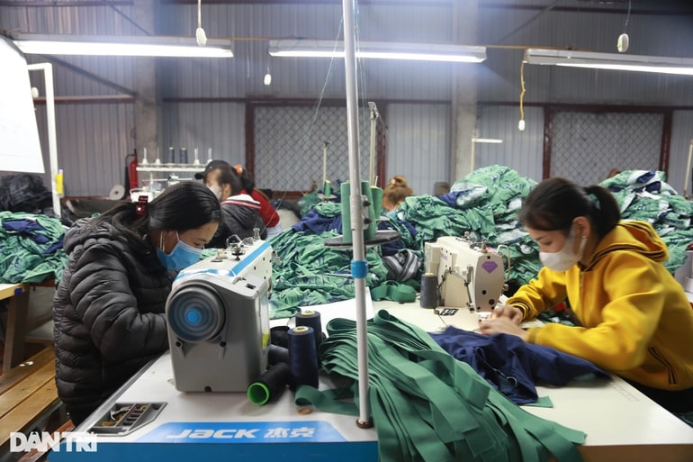 Sau 10 năm làm việc ở phía Nam, chị Dung (áo đen) trở về quê hương.