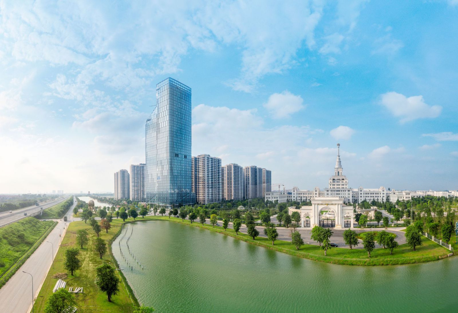 TechnoPark Tower dành 25% diện tích cho cây xanh. Những khu vườn xanh mát nằm trong lòng công trình không chỉ là nguồn oxy tinh khiết mà còn đưap/người dùng lại gần với thiên nhiên…p/