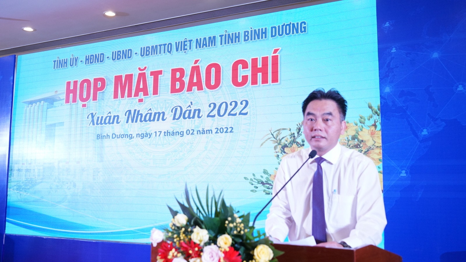 Ông Nguyễn Lộc Hà thông tin tóm tắt thành tựu kinh tế- xã hội của tỉnh năm 2021 và công tác báo chí trên địa bàn tỉnh trong năm 2021.