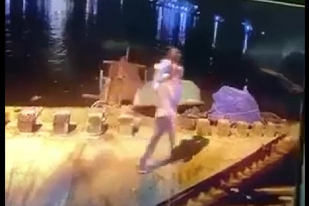 fffHình ảnh Viên cõng con gái được camera an ninh ghi lại