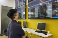 Chứng khoán còn tiềm ẩn rủi ro 