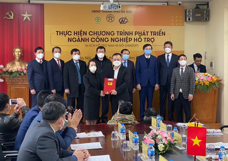 Các đại biểu dự lễ khánh thành Học viện Hướng nghiệp ngành công nghiệp hỗ trợ Hà Nội.