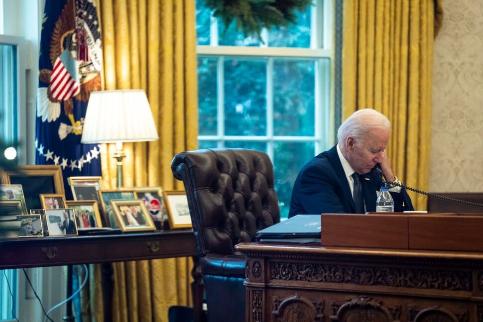 Tổng thống Mỹ Joe Biden điện đàm với Tổng thống Ukraine Volodymyr Zelensky. Ảnh: Getty IMages