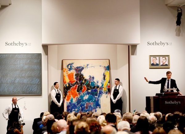 Một phiên đấu giá của Sotheby’s.