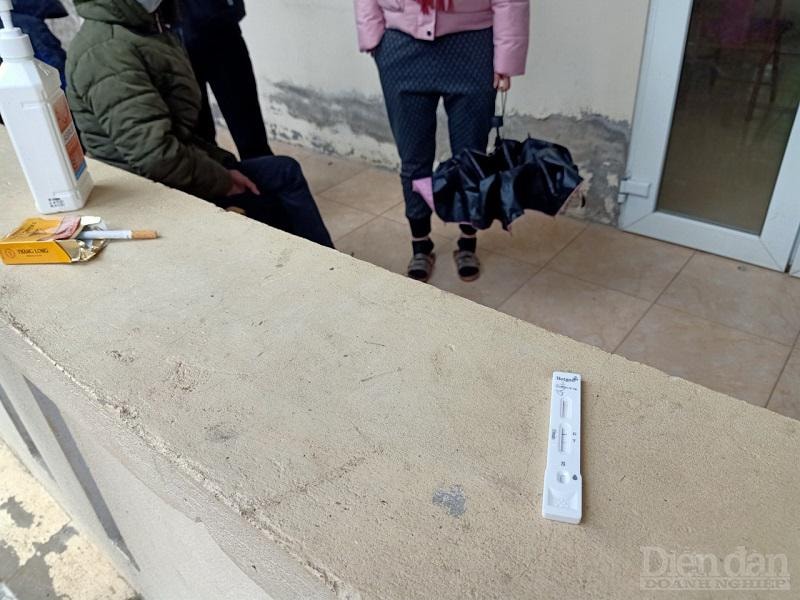 Mẫu test dương tính còn được vất vô tư giữa nơi đông người đứng chờ đến lượt