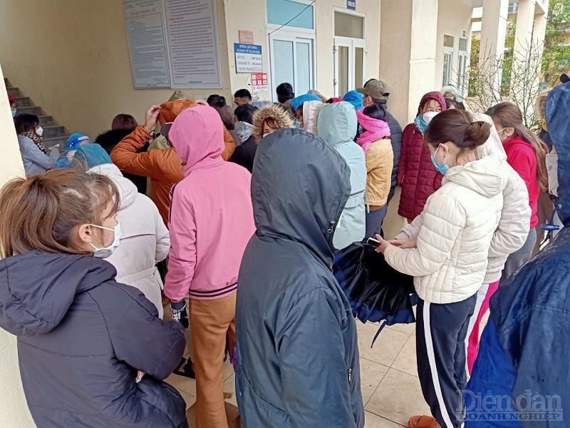 Người dân chen lấn