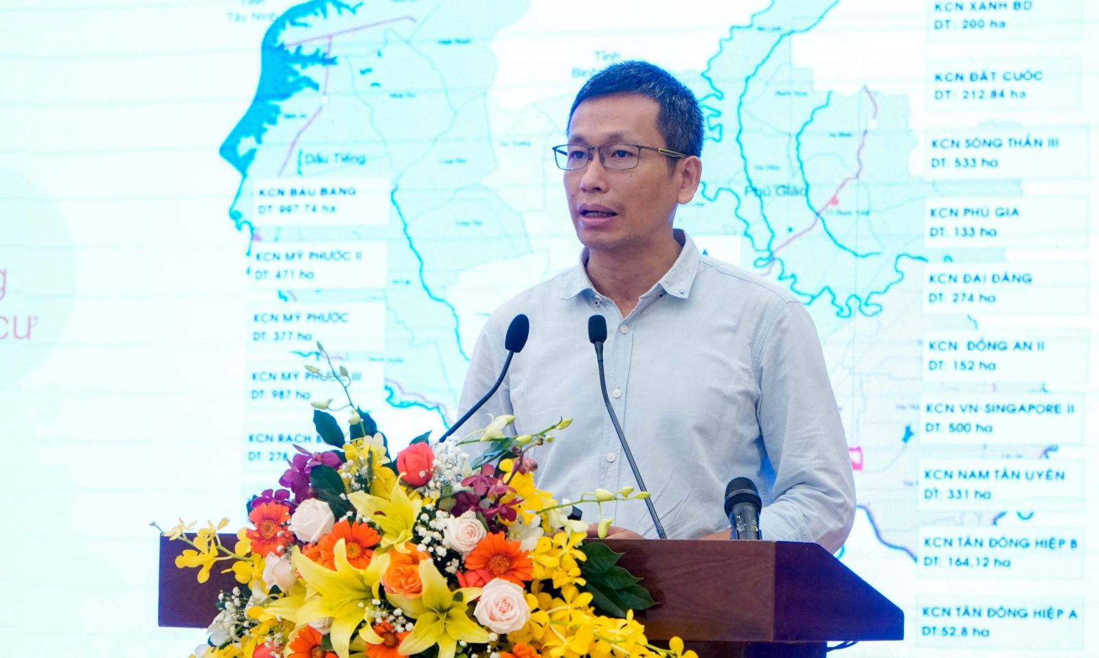 TS.Nguyễn Ngọc Hiếu - Trường Đại học Việt Đức trình bày tham luận tại hội thảo